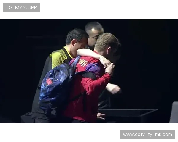 暖心一幕:对手球员受伤,队医联手施救获掌声 暖心一幕:对手球员受伤,队医联手施救获掌声