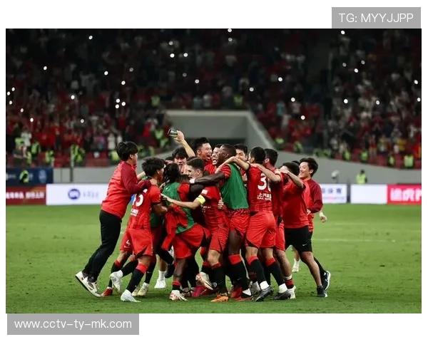 海港冠军阵容稳定,个别位置补强针对性明显 海港冠军阵容稳定,个别位置补强针对性明显